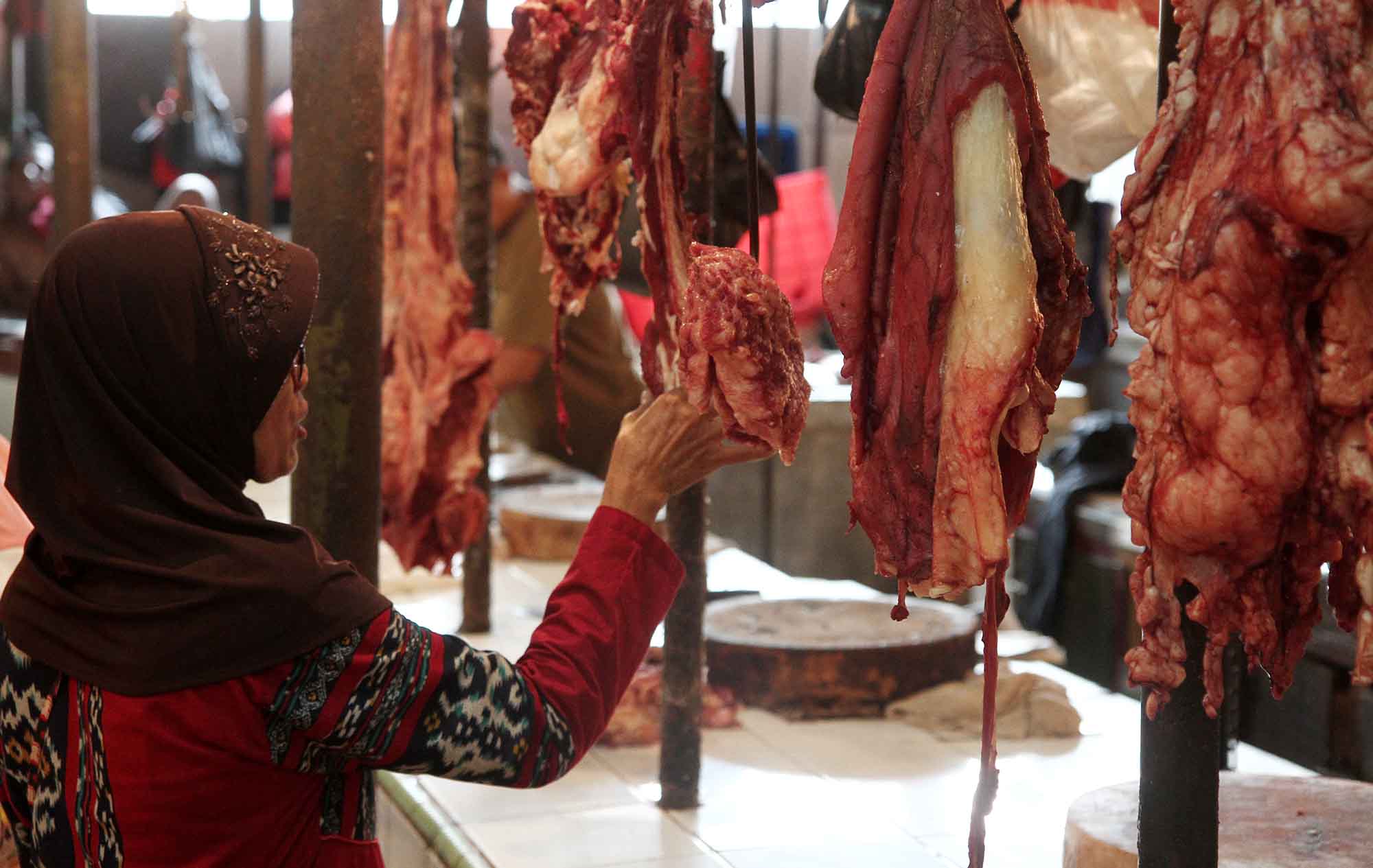 Pedagang memotong daging sapi di Pasar Senen, Jakarta, Kamis(27/2/2025). (Beritanasional.com/Oke Atmaja)