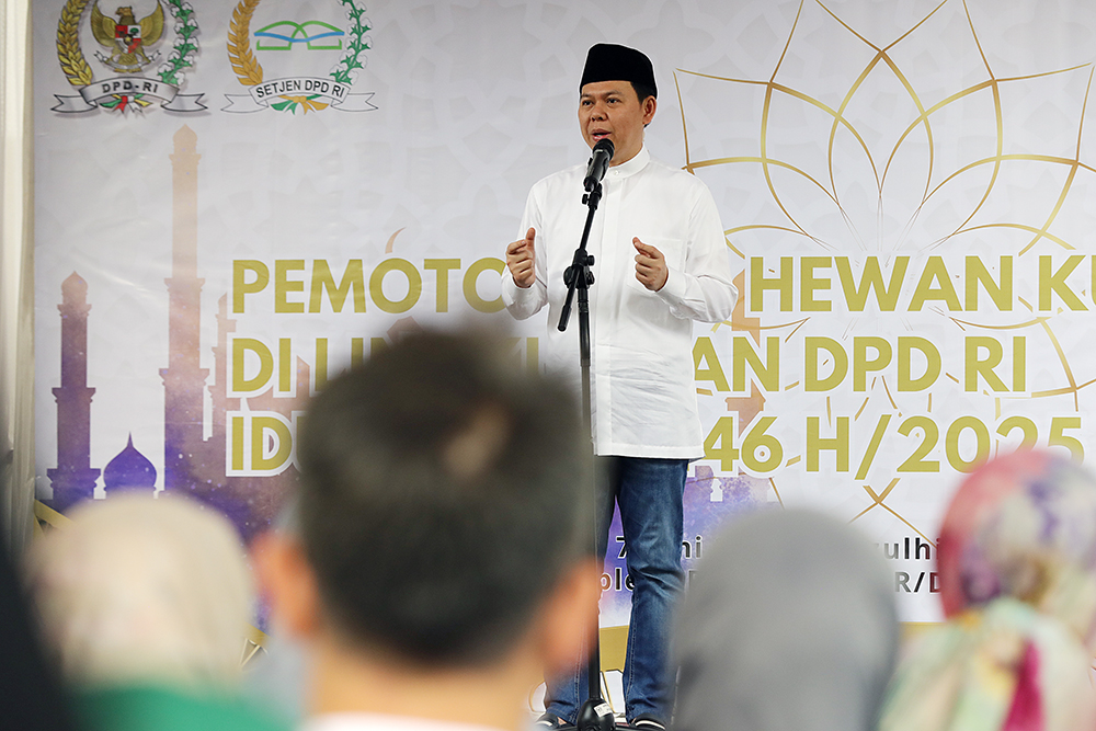 Ketua DPD RI Sembelih Langsung Sapi Kurban Ketua DPD RI Sultan B Najamuddin menyembelih langsung sapi kurban saat agenda pemotongan hewan kurban di lingkungan DPD RI dalam rangka Hari Raya Idul Adha 1446 Hijriah. (BeritaNasional/Elvis Sendouw)