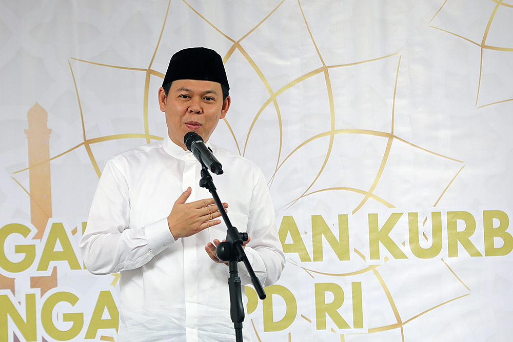 Ketua DPD RI Sembelih Langsung Sapi Kurban Ketua DPD RI Sultan B Najamuddin menyembelih langsung sapi kurban saat agenda pemotongan hewan kurban di lingkungan DPD RI dalam rangka Hari Raya Idul Adha 1446 Hijriah. (BeritaNasional/Elvis Sendouw)