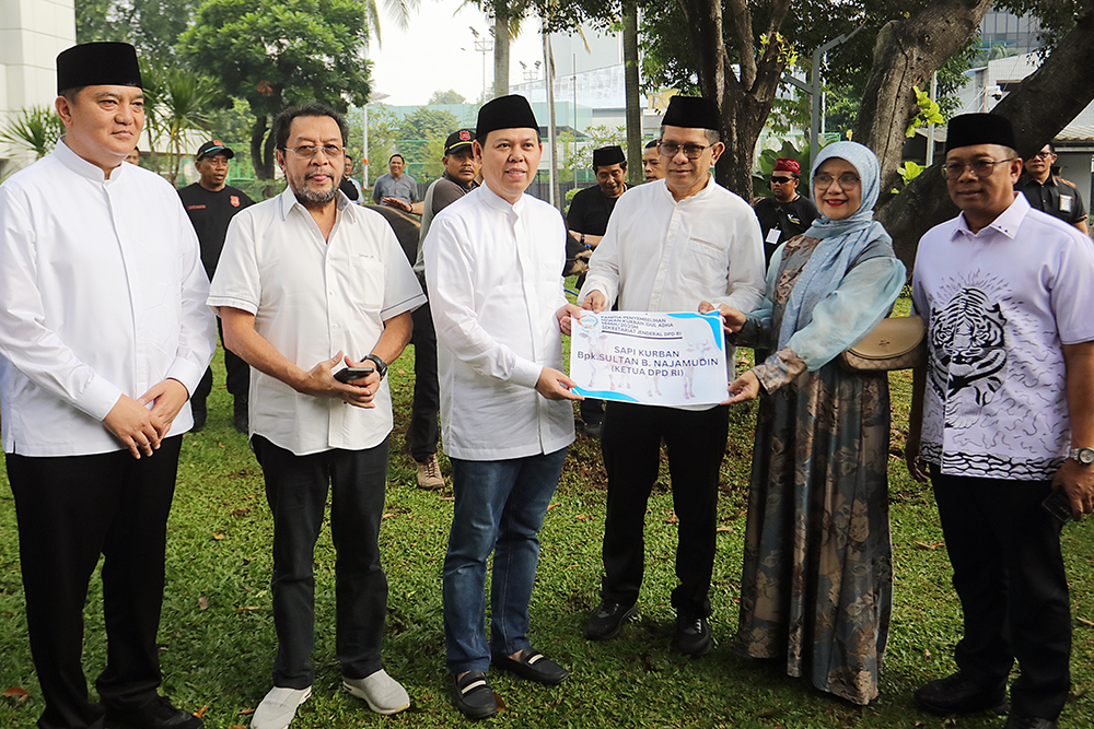 Ketua DPD RI Sembelih Langsung Sapi Kurban Ketua DPD RI Sultan B Najamuddin menyembelih langsung sapi kurban saat agenda pemotongan hewan kurban di lingkungan DPD RI dalam rangka Hari Raya Idul Adha 1446 Hijriah. (BeritaNasional/Elvis Sendouw)