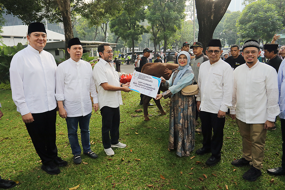 Ketua DPD RI Sembelih Langsung Sapi Kurban Ketua DPD RI Sultan B Najamuddin menyembelih langsung sapi kurban saat agenda pemotongan hewan kurban di lingkungan DPD RI dalam rangka Hari Raya Idul Adha 1446 Hijriah. (BeritaNasional/Elvis Sendouw)
