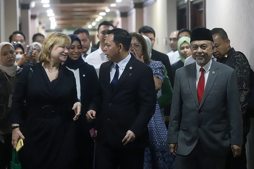 Ketua DPD RI, Sultan Bachtiar Najamudin menerima kehadiran Direktur Jenderal Rosatom State Corporation Alexey Likhachev. (BeritaNasional/Elvis Sendouw)