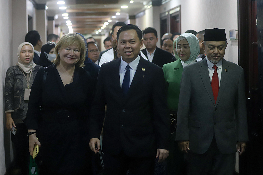 Ketua DPD RI, Sultan Bachtiar Najamudin menerima kehadiran Direktur Jenderal Rosatom State Corporation Alexey Likhachev. (BeritaNasional/Elvis Sendouw)