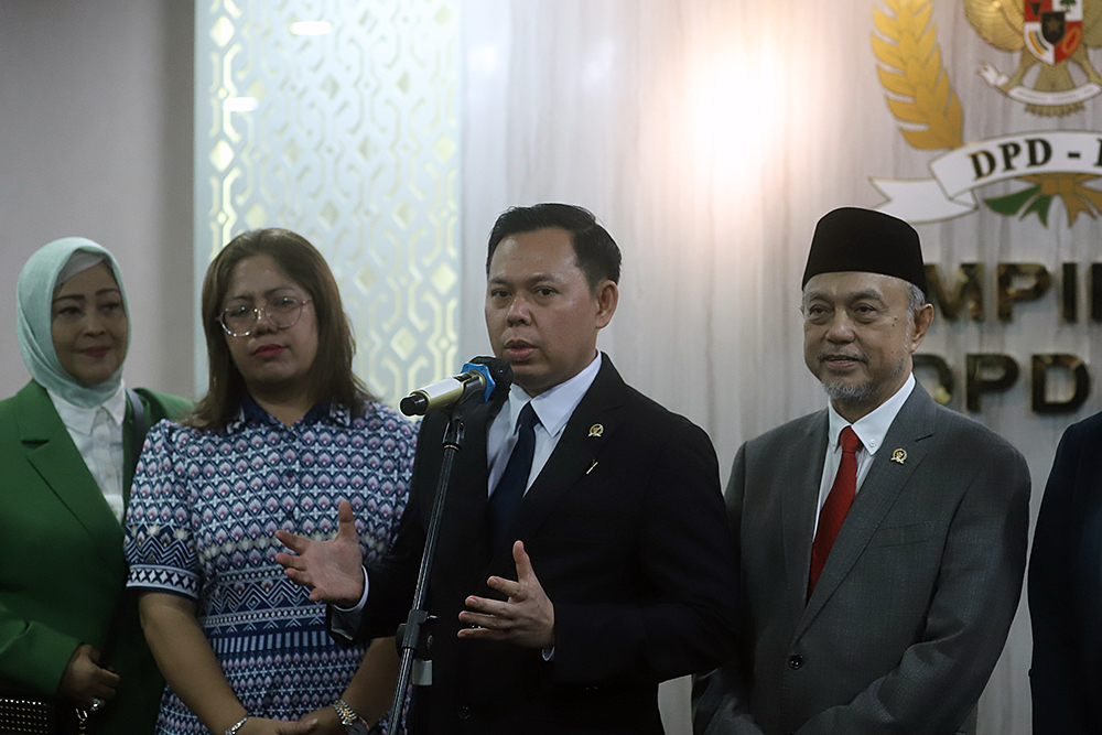 Ketua DPD RI, Sultan Bachtiar Najamudin menerima kehadiran Direktur Jenderal Rosatom State Corporation Alexey Likhachev. (BeritaNasional/Elvis Sendouw)