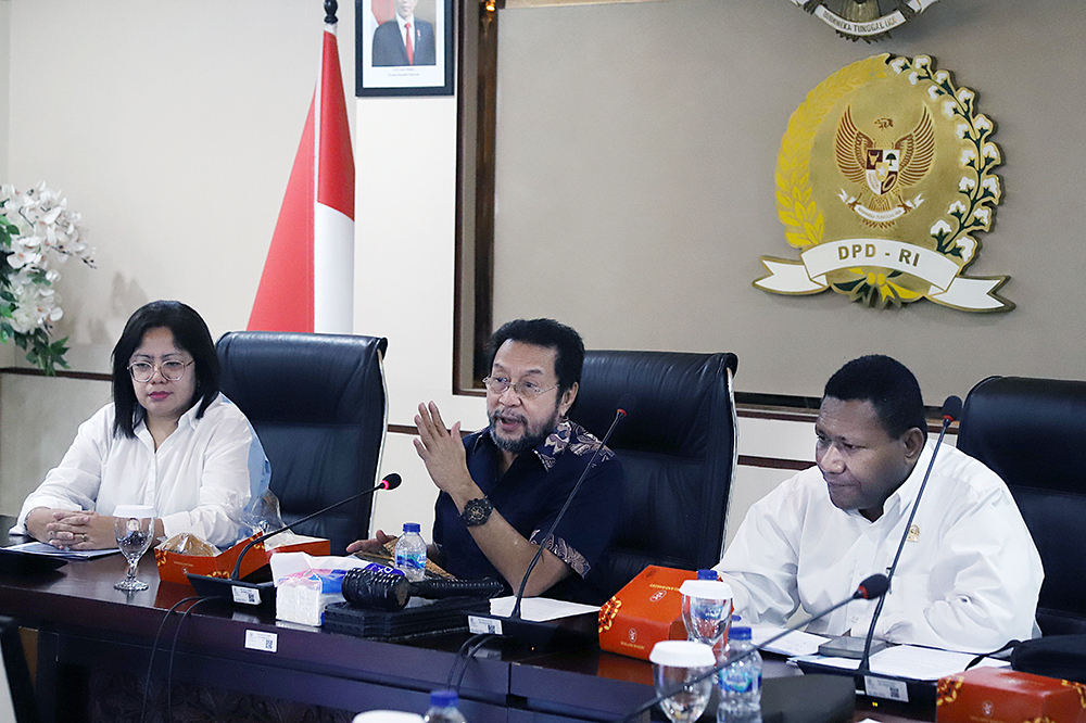 Wakil Ketua DPD RI Yorrys Raweyai menerima delegasi masyarakat Merauke, Papua Selatan. (BeritaNasional/Elvis Sendouw)