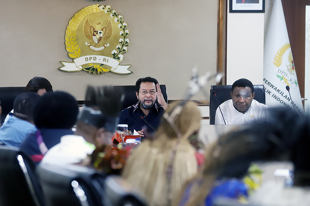 Wakil Ketua DPD RI Yorrys Raweyai menerima delegasi masyarakat Merauke, Papua Selatan. (BeritaNasional/Elvis Sendouw)