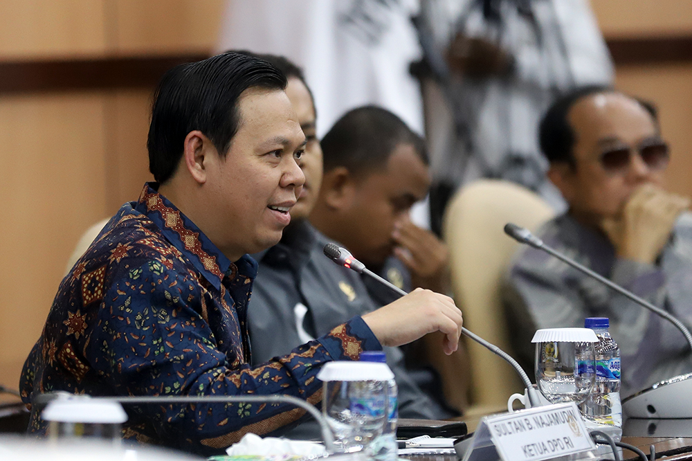 Ketua DPD Sultan Bachtiar Najamudin (kedua kiri) dan Wakil Ketua DPD Yorrys Raweyai (kiri), menerima audiensi para Hakim. (BeritaNasional/Elvis Sendouw)