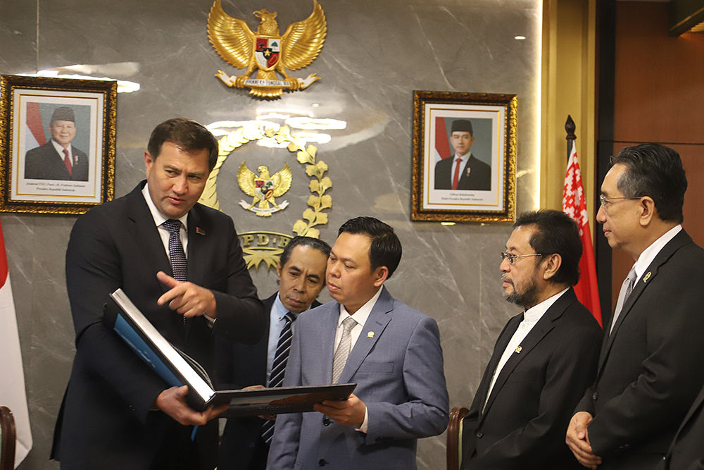 Ketua DPD Terima Kunjungan Menteri Luar Negeri Belarusia Ketua DPD Sultan Baktiar Najamudin menerima kunjungan Menteri Luar Negeri Belarusia Maxim Ryzhenko. (BeritaNasional/Elvis Sendouw)