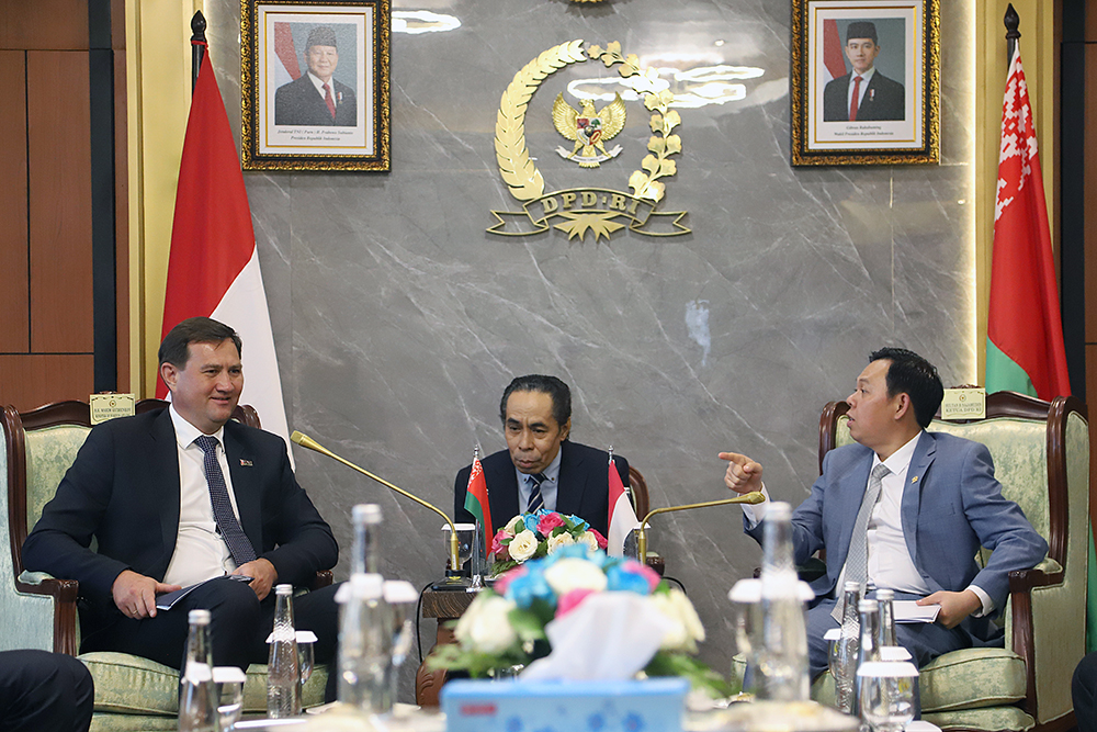 Ketua DPD Terima Kunjungan Menteri Luar Negeri Belarusia Ketua DPD Sultan Baktiar Najamudin menerima kunjungan Menteri Luar Negeri Belarusia Maxim Ryzhenko. (BeritaNasional/Elvis Sendouw)