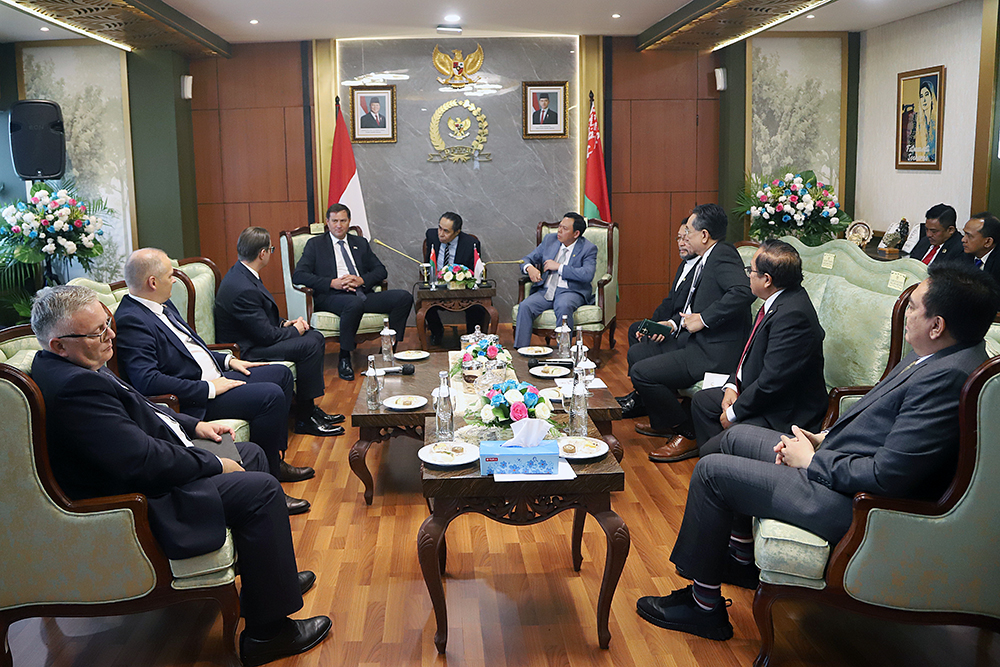 Ketua DPD Terima Kunjungan Menteri Luar Negeri Belarusia Ketua DPD Sultan Baktiar Najamudin menerima kunjungan Menteri Luar Negeri Belarusia Maxim Ryzhenko. (BeritaNasional/Elvis Sendouw)