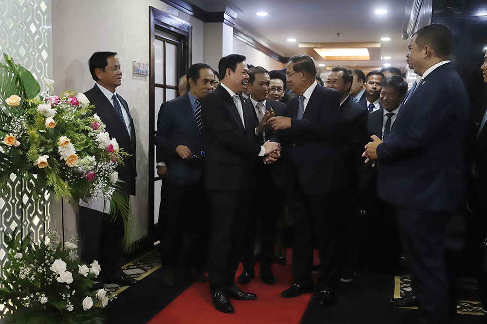 Ketua DPD Terima Kunjungan Presiden Senat Kerajaan Kamboja Ketua DPD Sultan Bachtiar Najamuddin saat menerima kunjungan Presiden Senat Kerajaan Kamboja Samdech Akka Moha Sena Padei Techo Hun Sen. (BeritaNasional/Elvis Sendouw)