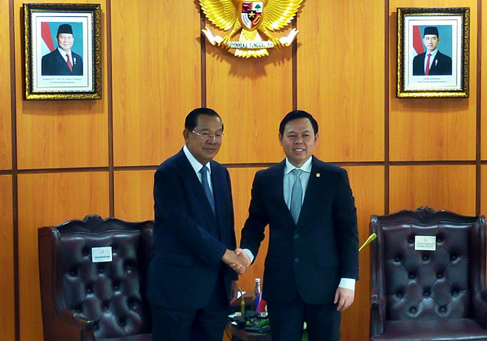 Ketua DPD Terima Kunjungan Presiden Senat Kerajaan Kamboja Ketua DPD Sultan Bachtiar Najamuddin saat menerima kunjungan Presiden Senat Kerajaan Kamboja Samdech Akka Moha Sena Padei Techo Hun Sen. (BeritaNasional/Elvis Sendouw)