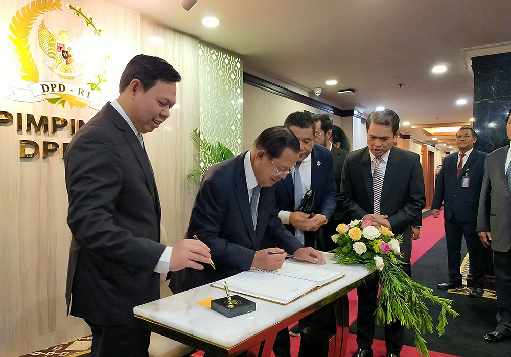 Ketua DPD Terima Kunjungan Presiden Senat Kerajaan Kamboja Ketua DPD Sultan Bachtiar Najamuddin saat menerima kunjungan Presiden Senat Kerajaan Kamboja Samdech Akka Moha Sena Padei Techo Hun Sen. (BeritaNasional/Elvis Sendouw)