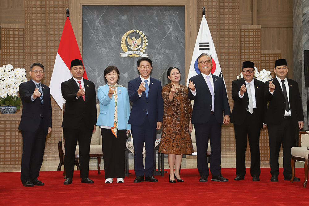 Ketua DPR Terima Kunjungan Utusan Khusus Presiden Korea Selatan Ketua DPR Puan Maharani menerima kunjungan Utusan Khusus Presiden Korea Selatan. (BeritaNasional/Elvis Sendouw)