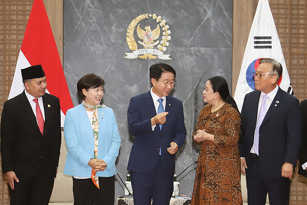 Ketua DPR Terima Kunjungan Utusan Khusus Presiden Korea Selatan Ketua DPR Puan Maharani menerima kunjungan Utusan Khusus Presiden Korea Selatan. (BeritaNasional/Elvis Sendouw)