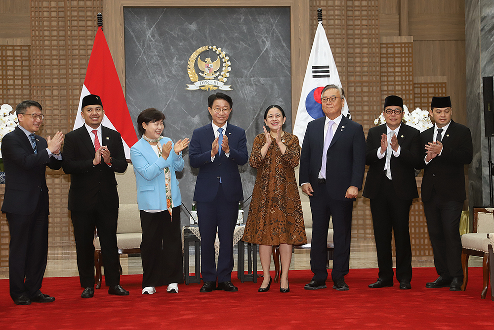Ketua DPR Terima Kunjungan Utusan Khusus Presiden Korea Selatan Ketua DPR Puan Maharani menerima kunjungan Utusan Khusus Presiden Korea Selatan. (BeritaNasional/Elvis Sendouw)