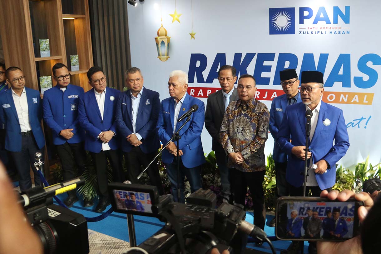 Ketua Umum Partai Amanat Nasional (PAN) Zulkifli Hasan didampingi Ketua Harian DPP Partai Gerindra yang juga Wakil Ketua DPR Sufmi Dasco Ahmad (kedua , Ketua Majelis Penasihat Partai (MPP) PAN Hatta Rajasa seusai menghadiri Rakernas I Partai Amanat Nasional (PAN) di Kantor DPP PAN, Jakarta, Selasa (31/3/2026). (Beritanasional.com/Oke Atmaja)