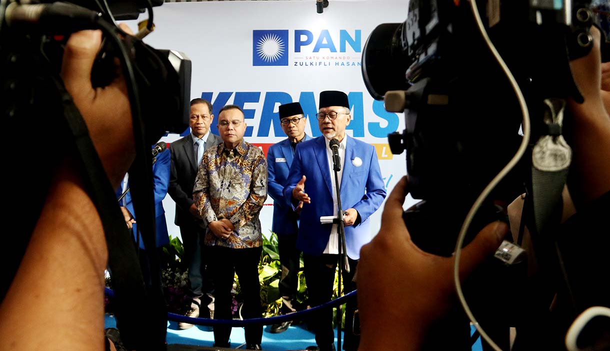 Ketua Umum Partai Amanat Nasional (PAN) Zulkifli Hasan didampingi Ketua Harian DPP Partai Gerindra yang juga Wakil Ketua DPR Sufmi Dasco Ahmad (kedua , Ketua Majelis Penasihat Partai (MPP) PAN Hatta Rajasa seusai menghadiri Rakernas I Partai Amanat Nasional (PAN) di Kantor DPP PAN, Jakarta, Selasa (31/3/2026). (Beritanasional.com/Oke Atmaja)