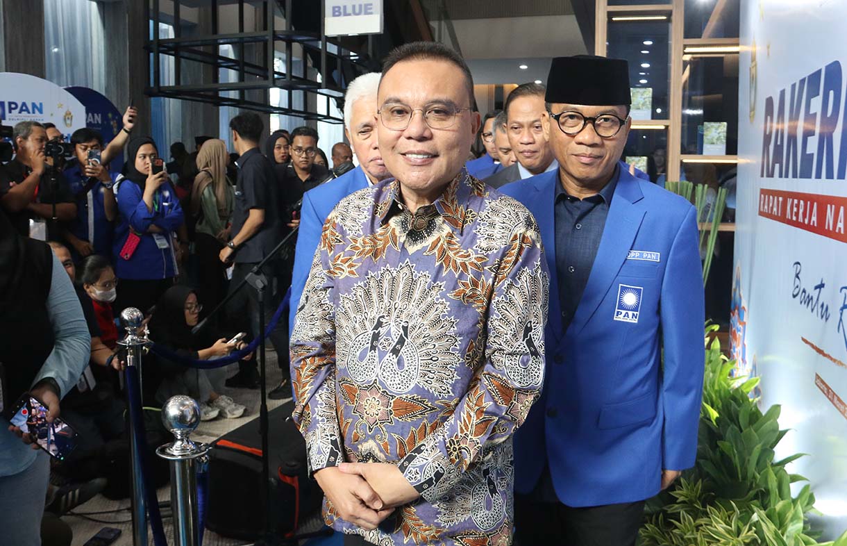 Ketua Umum Partai Amanat Nasional (PAN) Zulkifli Hasan didampingi Ketua Harian DPP Partai Gerindra yang juga Wakil Ketua DPR Sufmi Dasco Ahmad (kedua , Ketua Majelis Penasihat Partai (MPP) PAN Hatta Rajasa seusai menghadiri Rakernas I Partai Amanat Nasional (PAN) di Kantor DPP PAN, Jakarta, Selasa (31/3/2026). (Beritanasional.com/Oke Atmaja)