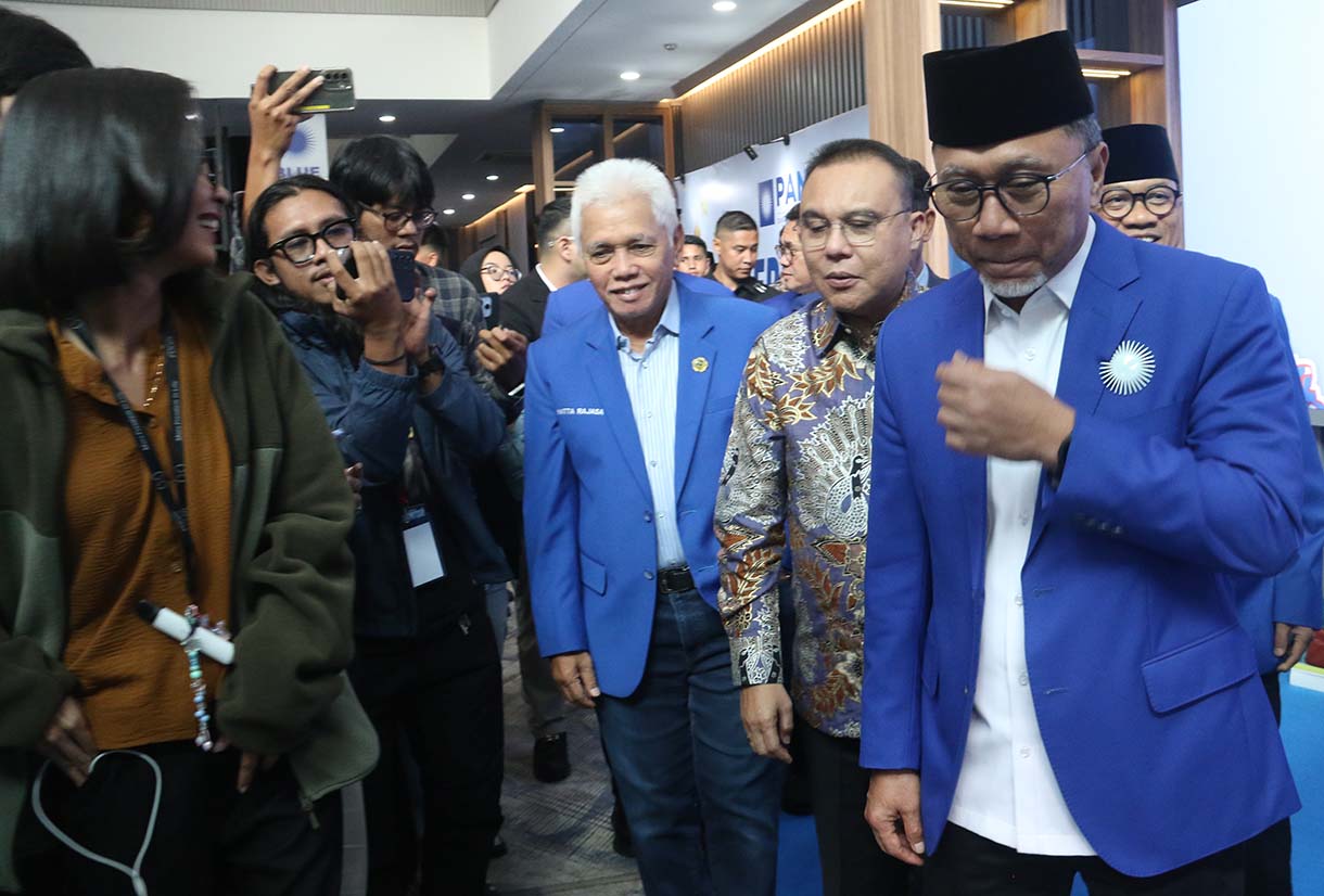 Ketua Umum Partai Amanat Nasional (PAN) Zulkifli Hasan didampingi Ketua Harian DPP Partai Gerindra yang juga Wakil Ketua DPR Sufmi Dasco Ahmad (kedua , Ketua Majelis Penasihat Partai (MPP) PAN Hatta Rajasa seusai menghadiri Rakernas I Partai Amanat Nasional (PAN) di Kantor DPP PAN, Jakarta, Selasa (31/3/2026). (Beritanasional.com/Oke Atmaja)