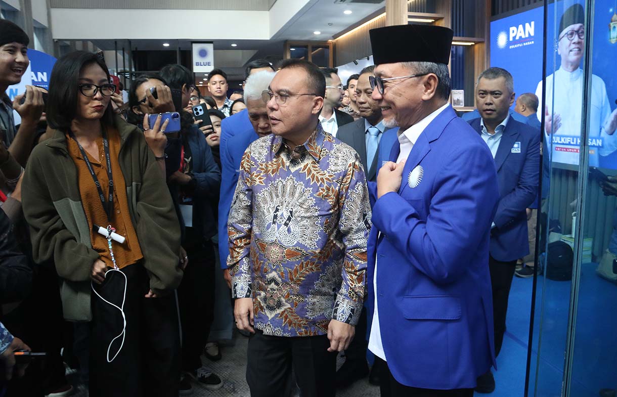 Ketua Umum Partai Amanat Nasional (PAN) Zulkifli Hasan didampingi Ketua Harian DPP Partai Gerindra yang juga Wakil Ketua DPR Sufmi Dasco Ahmad (kedua , Ketua Majelis Penasihat Partai (MPP) PAN Hatta Rajasa seusai menghadiri Rakernas I Partai Amanat Nasional (PAN) di Kantor DPP PAN, Jakarta, Selasa (31/3/2026). (Beritanasional.com/Oke Atmaja)