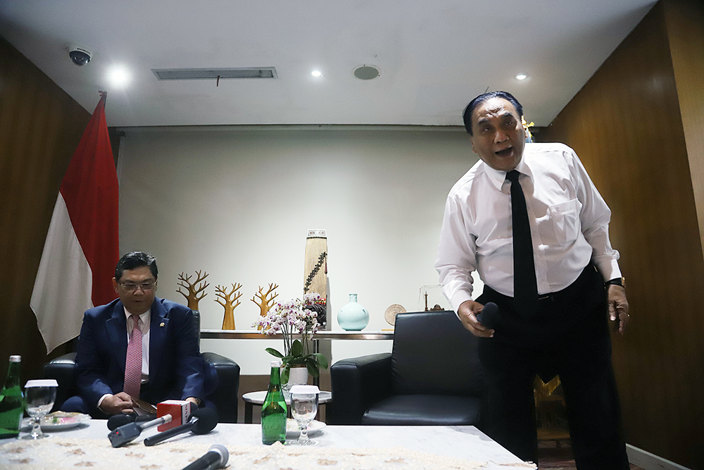 Ketua Komisi I DPR RI Utut Adianto didampingi Wakil Ketua MPR Bambang Wuryanto (Bambang Pacul) memberikan keterangan kepada wartawan menanggapi isu perjanjian akses lintas udara militer Amerika Serikat. (BeritaNasional/RElvis Sendouw)