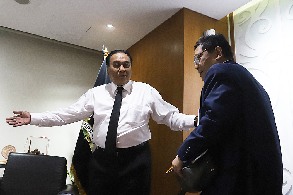 Ketua Komisi I DPR RI Utut Adianto didampingi Wakil Ketua MPR Bambang Wuryanto (Bambang Pacul) memberikan keterangan kepada wartawan menanggapi isu perjanjian akses lintas udara militer Amerika Serikat. (BeritaNasional/RElvis Sendouw)