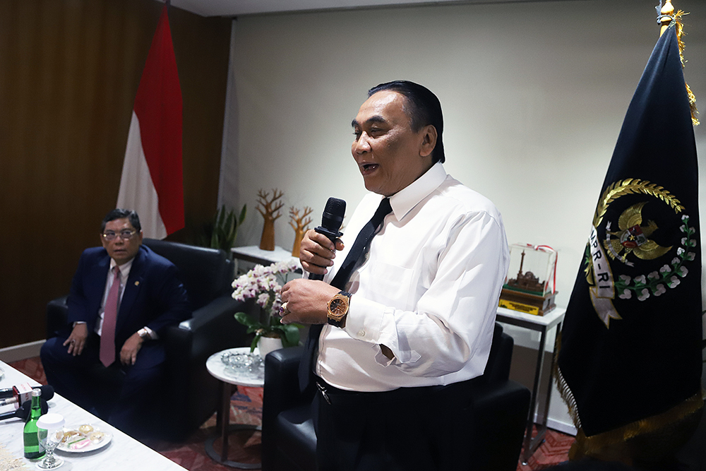 Ketua Komisi I DPR RI Utut Adianto didampingi Wakil Ketua MPR Bambang Wuryanto (Bambang Pacul) memberikan keterangan kepada wartawan menanggapi isu perjanjian akses lintas udara militer Amerika Serikat. (BeritaNasional/RElvis Sendouw)