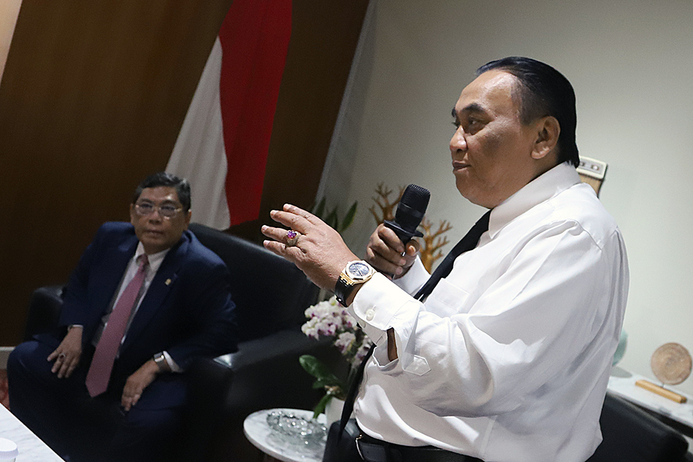 Ketua Komisi I DPR RI Utut Adianto didampingi Wakil Ketua MPR Bambang Wuryanto (Bambang Pacul) memberikan keterangan kepada wartawan menanggapi isu perjanjian akses lintas udara militer Amerika Serikat. (BeritaNasional/RElvis Sendouw)