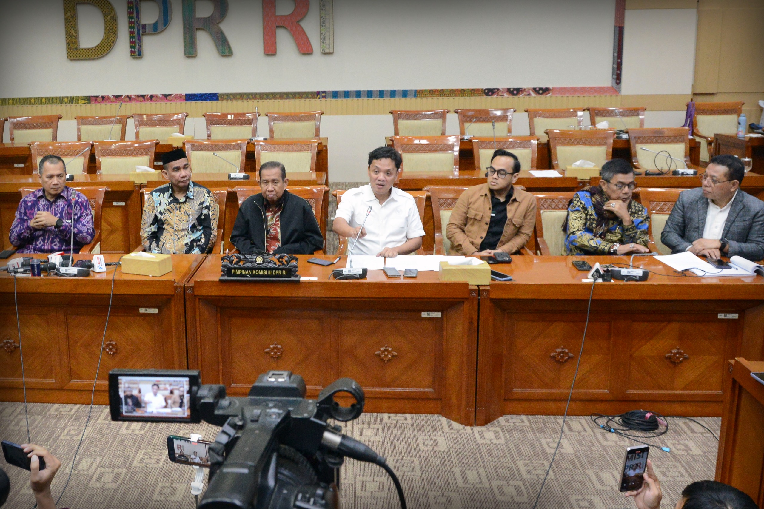 Pimpinan Komisi III saat memberikan keterangan terkait KUHAP. (BeritaNasional/Elvis Sendouw/HO Foto Parlemen)