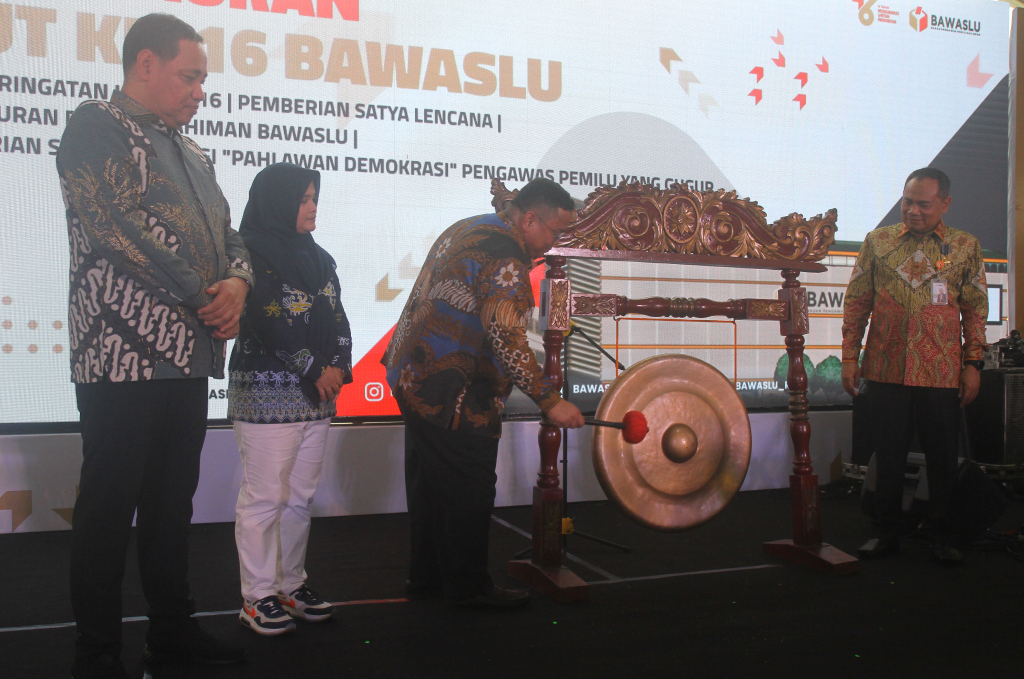 Ketua Badan Pengawas Pemilu (Bawaslu) RI Rahmat Bagja memotong tumpeng dalam acara HUT Ke-16 Bawaslu di kantor Bawaslu, MH Thamrin, Menteng, Jakarta Pusat, Selasa (16/4/2024). (BeritaNasional.com/Oke Atmaja)