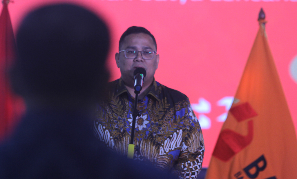 Ketua Badan Pengawas Pemilu (Bawaslu) RI Rahmat Bagja memotong tumpeng dalam acara HUT Ke-16 Bawaslu di kantor Bawaslu, MH Thamrin, Menteng, Jakarta Pusat, Selasa (16/4/2024). (BeritaNasional.com/Oke Atmaja)