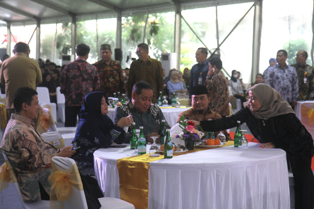 Ketua Badan Pengawas Pemilu (Bawaslu) RI Rahmat Bagja memotong tumpeng dalam acara HUT Ke-16 Bawaslu di kantor Bawaslu, MH Thamrin, Menteng, Jakarta Pusat, Selasa (16/4/2024). (BeritaNasional.com/Oke Atmaja)