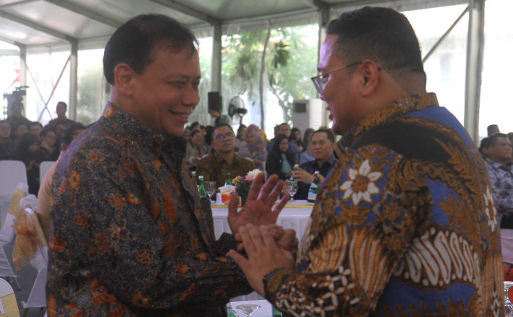 Ketua Badan Pengawas Pemilu (Bawaslu) RI Rahmat Bagja memotong tumpeng dalam acara HUT Ke-16 Bawaslu di kantor Bawaslu, MH Thamrin, Menteng, Jakarta Pusat, Selasa (16/4/2024). (BeritaNasional.com/Oke Atmaja)