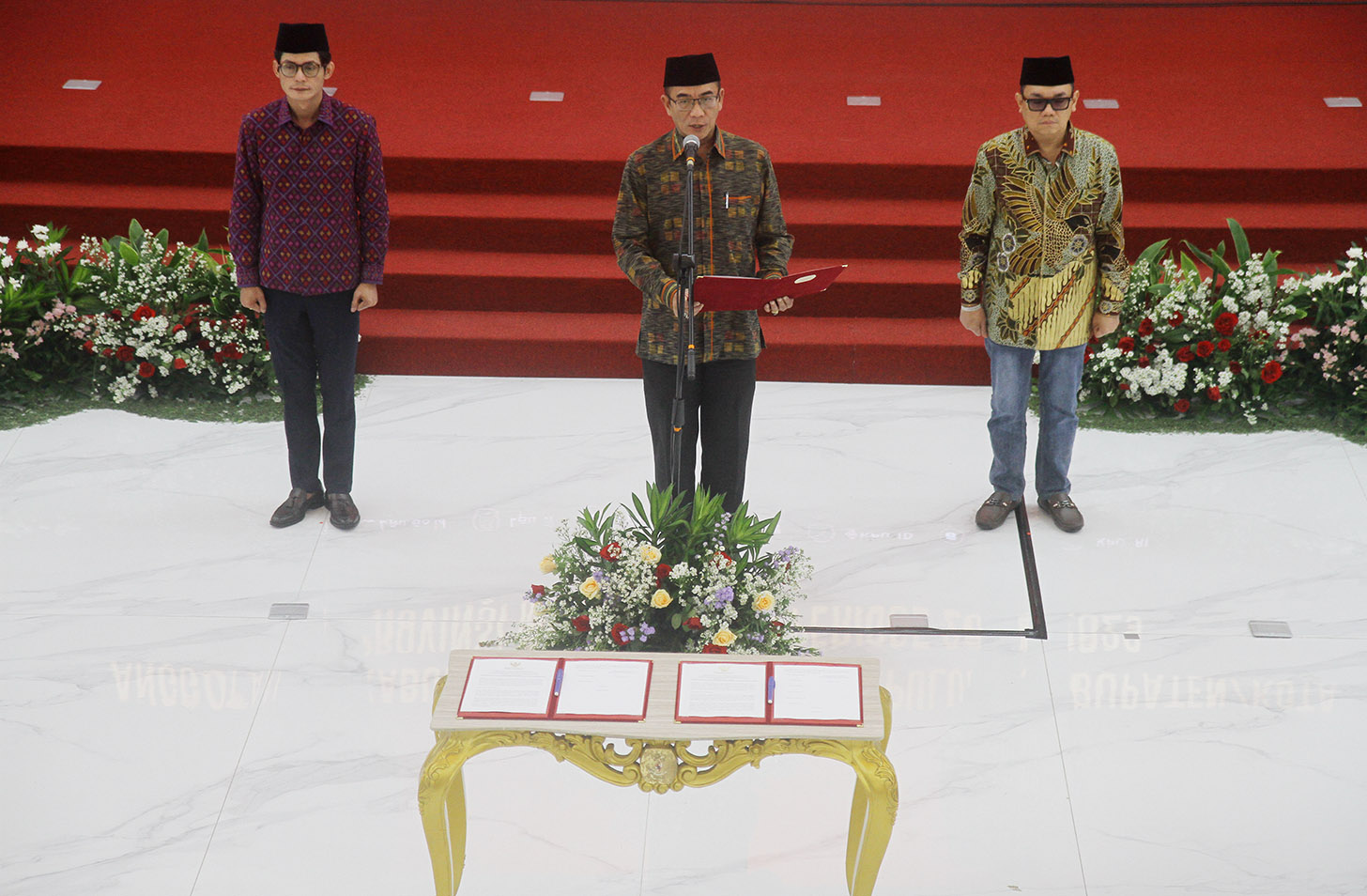 Ketua Komisi Pemilihan Umum (KPU) Hasyim Asy'ari melantik anggota KPU Kabupaten/Kota Provinsi Maluku Utara di Gedung KPU, Jakarta, Selasa (28/5/2024). (BeritaNasional.Com/Oke Atmaja)