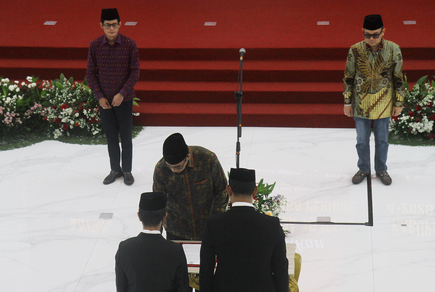 Ketua Komisi Pemilihan Umum (KPU) Hasyim Asy'ari melantik anggota KPU Kabupaten/Kota Provinsi Maluku Utara di Gedung KPU, Jakarta, Selasa (28/5/2024). (BeritaNasional.Com/Oke Atmaja)