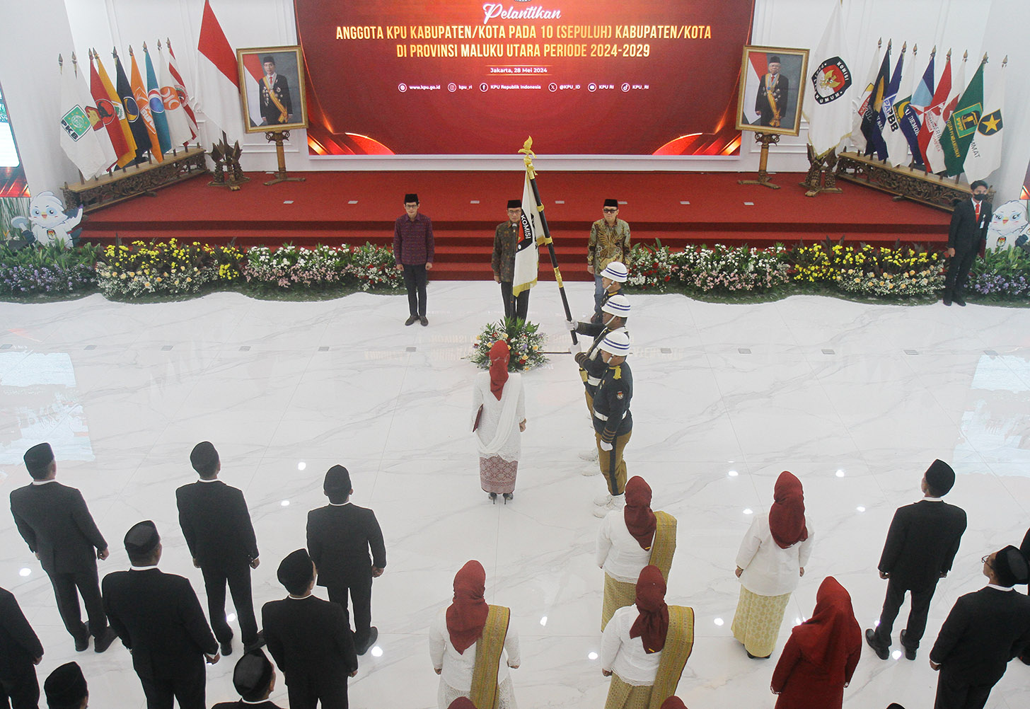 Ketua Komisi Pemilihan Umum (KPU) Hasyim Asy'ari melantik anggota KPU Kabupaten/Kota Provinsi Maluku Utara di Gedung KPU, Jakarta, Selasa (28/5/2024). (BeritaNasional.Com/Oke Atmaja)