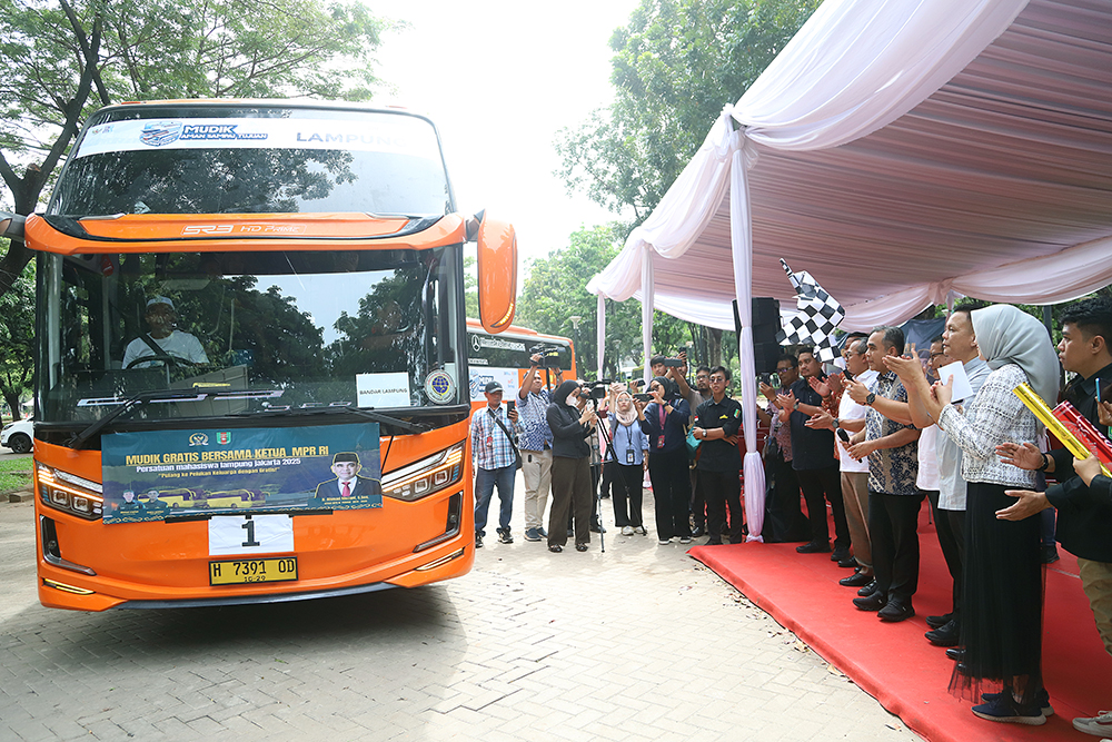 Ketua MPR RI Ahmad Muzani melepas para pemudik asal Lampung. (BeritaNasional/Elvis Sendouw)