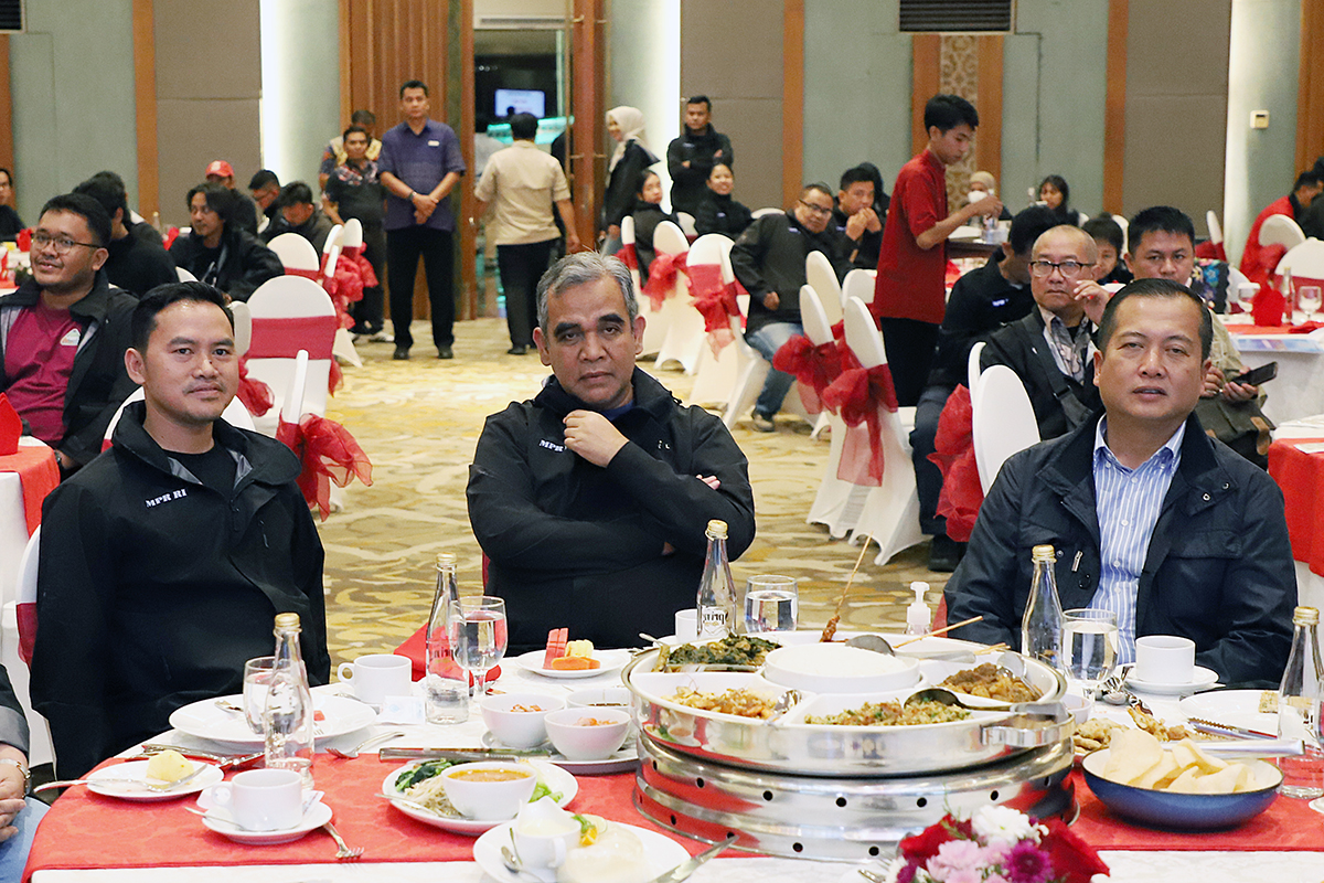 Ketua MPR dan Gubernur NTB Gelar Malam Ramah Tamah Bersama KWP Ketua MPR Ahmad Muzani, Gubernur Nusa Tenggara Barat Lalu Muhammad Iqbal dan Ketua Koordinatoriat Wartawan Parlemen (KWP) Ariawan saat ramah tamah bersama KWP. (BeritaNasional/Elvis Sendouw)