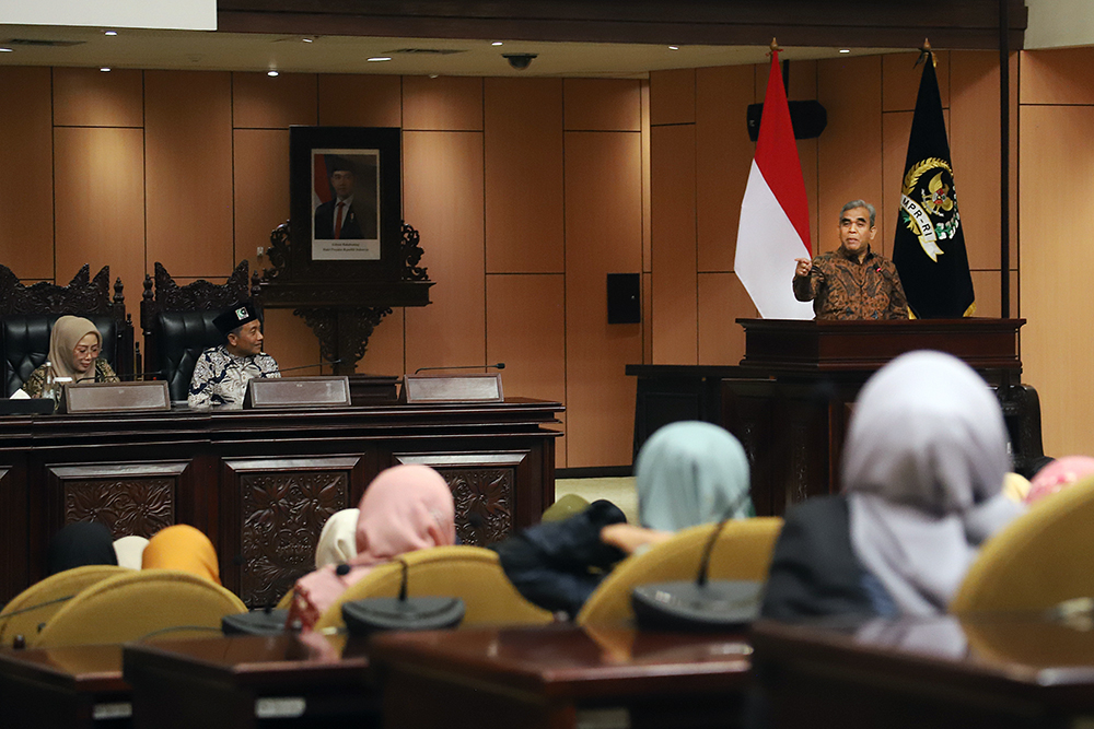 Ketua MPR RI Ahmad Muzani Membuka Seminar Nasional Forhati Ketu MPR RI Ahmad Muzani membuka dan sekaligus menjadi pembicara dalam seminar nasional Forhati. (BeritaNasional/Elvis Sendouw)