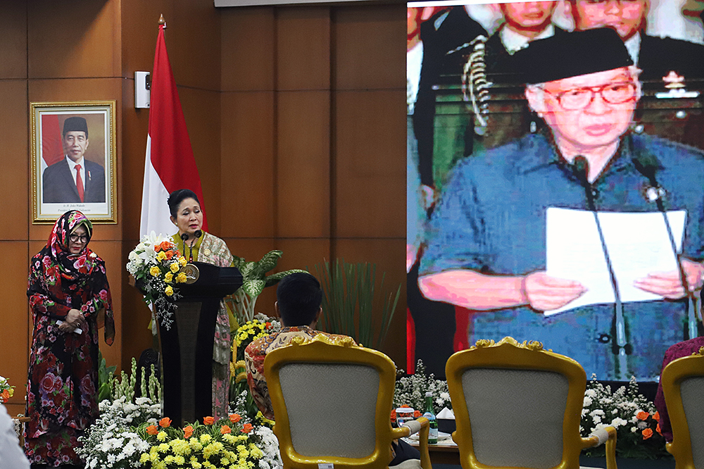 MPR RI beri surat keputusan kapada Keluarga Presiden RI ke-2 Soeharto. (BeritaNasional/Elvis Sendouw)