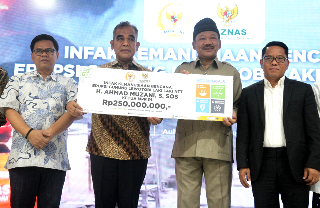 Ketua Majelis Permusyawaratan Rakyat (MPR) RI Ahmad Muzani menyerahkan bantuan untuk para penyintas bencana erupsi Gunung Lewotobi Laki-laki di Flores Timur, Nusa Tenggara Timur (NTT) kepada Badan Amil Zakat Nasional (Baznas) RI di Jakarta, Senin (25/11/2024).(BeritaNasional.com/Oke Atmaja)