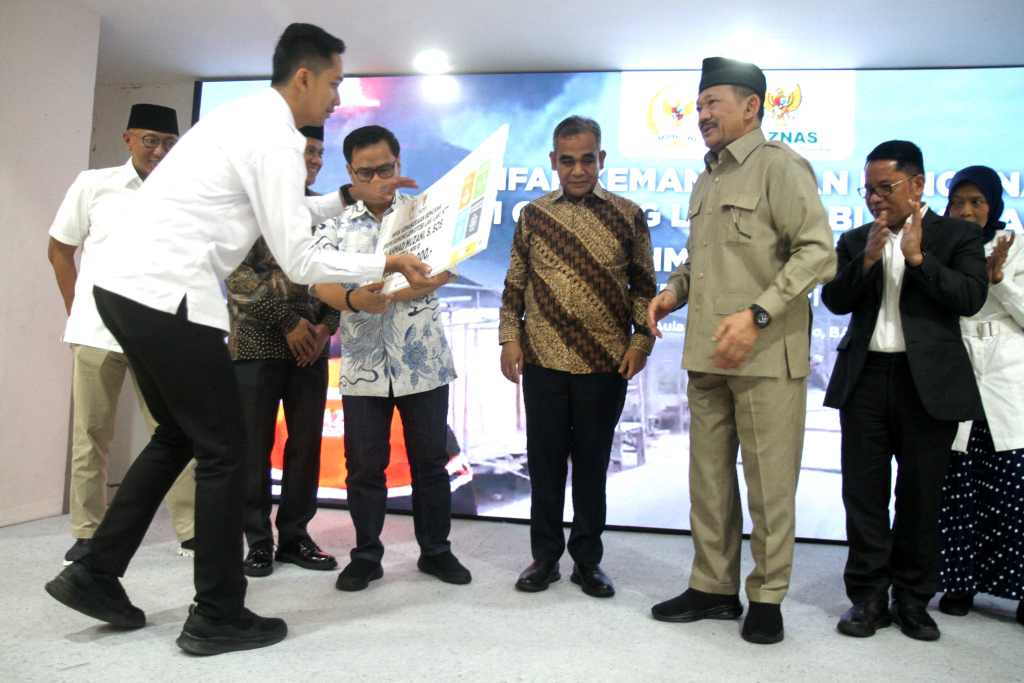 Ketua Majelis Permusyawaratan Rakyat (MPR) RI Ahmad Muzani menyerahkan bantuan untuk para penyintas bencana erupsi Gunung Lewotobi Laki-laki di Flores Timur, Nusa Tenggara Timur (NTT) kepada Badan Amil Zakat Nasional (Baznas) RI di Jakarta, Senin (25/11/2024).(BeritaNasional.com/Oke Atmaja)