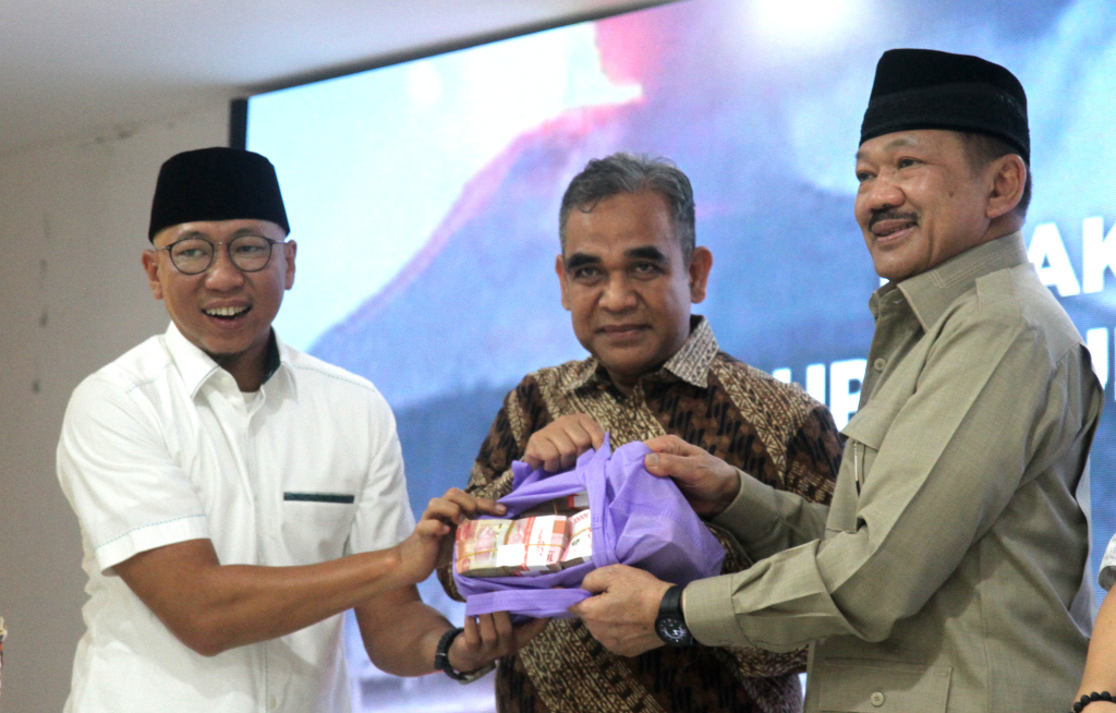 Ketua Majelis Permusyawaratan Rakyat (MPR) RI Ahmad Muzani menyerahkan bantuan untuk para penyintas bencana erupsi Gunung Lewotobi Laki-laki di Flores Timur, Nusa Tenggara Timur (NTT) kepada Badan Amil Zakat Nasional (Baznas) RI di Jakarta, Senin (25/11/2024).(BeritaNasional.com/Oke Atmaja)