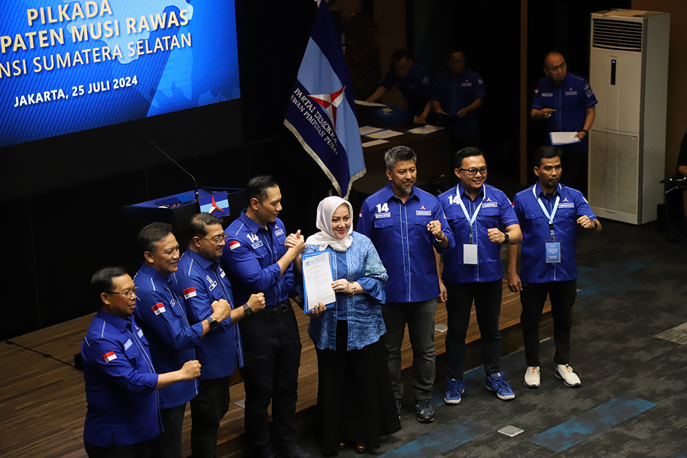 Ketum AHY memberikan surat rekomendasi kepada calon kepala daerah. (BeritaNasional/Elvis Sendouw)