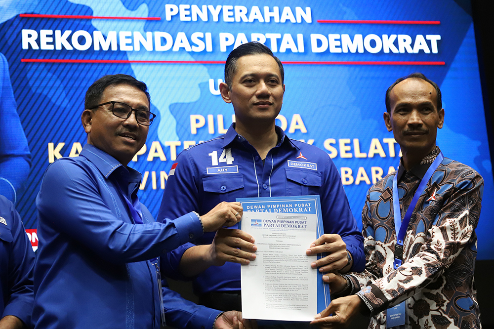 Ketum AHY memberikan surat rekomendasi kepada calon kepala daerah. (BeritaNasional/Elvis Sendouw)