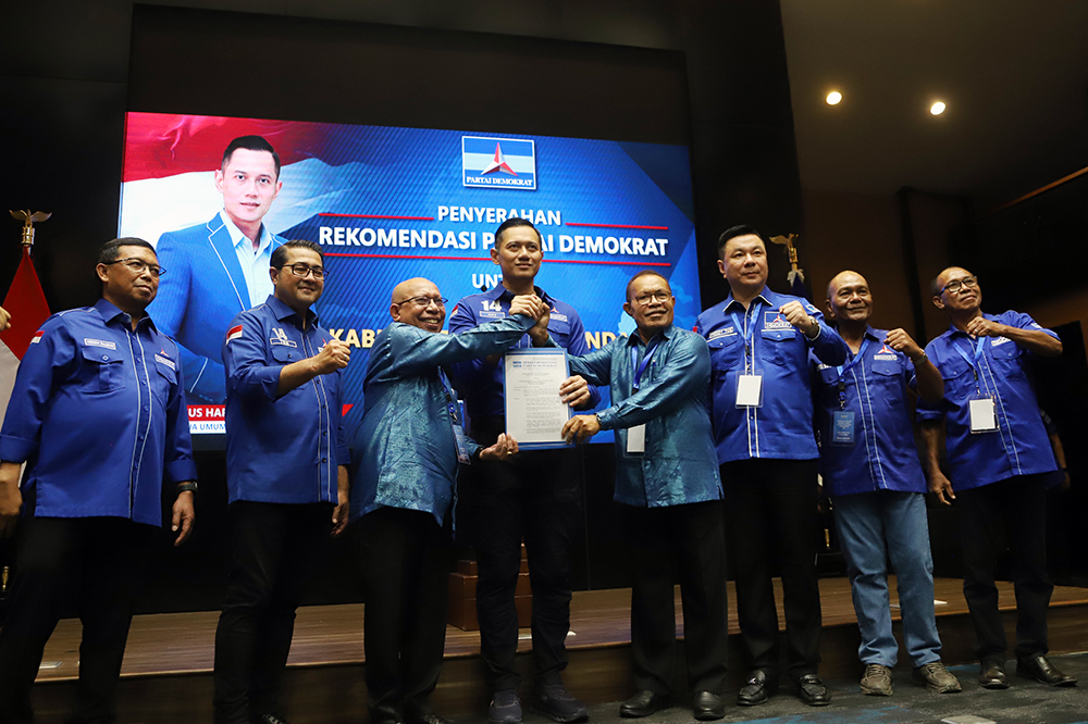 Ketua Umum Partai Demokrat Agus Harimurti Yudhoyono AHY memberikan 62 surat rekomendasi. (BeritaNasional/Elvis Sendouw)