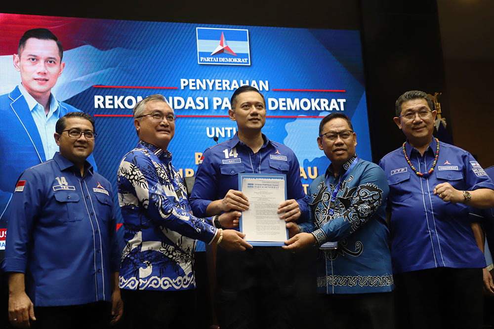 Ketua Umum Partai Demokrat Agus Harimurti Yudhoyono AHY memberikan 62 surat rekomendasi. (BeritaNasional/Elvis Sendouw)