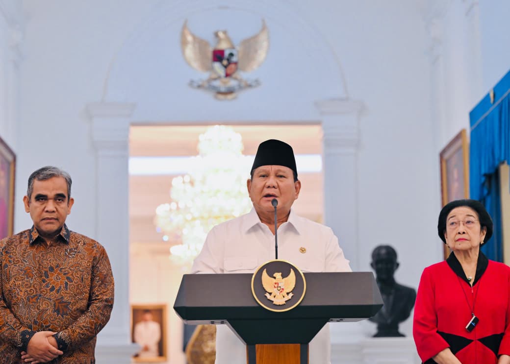 Ketum Parpol Dampingi Prabowo Beri Keterangan Pers di Istana Presiden Prabowo Subianto didampingi Ketua MPR Ahmad Muzani (kiri) dan Ketua Umum PDIP sekaligus Presiden ke-5 RI Megawati Soekarnoputri menyampaikan keterangan pers di Istana Merdeka, Jakarta, Minggu (31/8/2025). (Biropers)