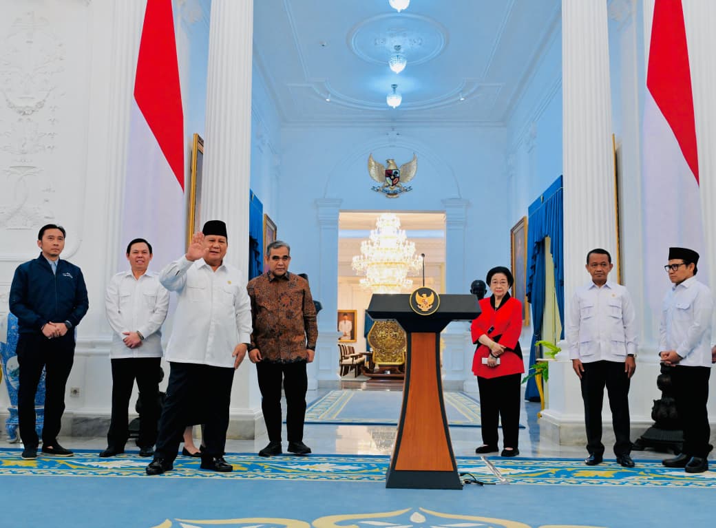Ketum Parpol Dampingi Prabowo Beri Keterangan Pers di Istana Presiden Prabowo Subianto didampingi Ketua MPR Ahmad Muzani (kiri) dan Ketua Umum PDIP sekaligus Presiden ke-5 RI Megawati Soekarnoputri menyampaikan keterangan pers di Istana Merdeka, Jakarta, Minggu (31/8/2025). (Biropers)